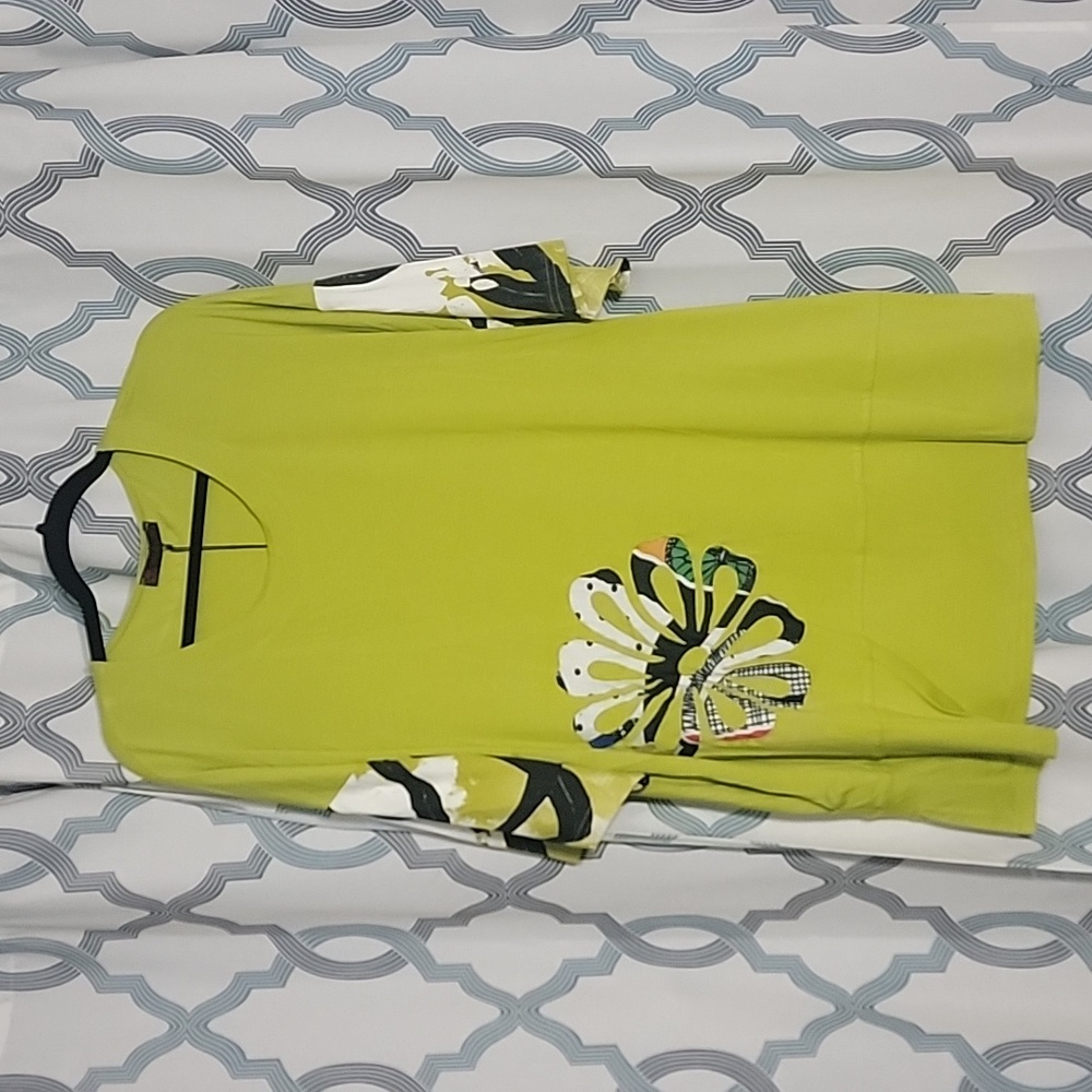 New tunic with multicolored flower application and sleeves size 1X and 2XL